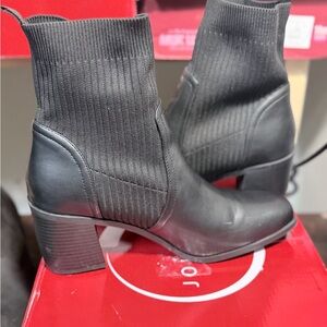 Journee Collection Womens Harlowe Stacked Heel Black Booties Women’s Size 9.5